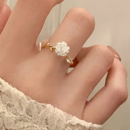 Neue Trend Luxus Ringe für Frauen Vergoldet Edelstahl Rose Ring Mode Ästhetischen Schmuck Temperament Anillos Mujer