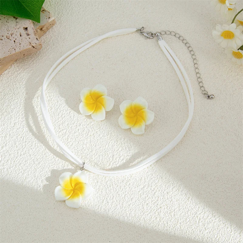 Minimalistisches Plumeria-Halsketten-Ohrring-Set aus Kunstharz mit Farbverlauf für Frauen und Mädchen, Frangipani-Blume, weiße Kette, Strandschmuck, Geschenk