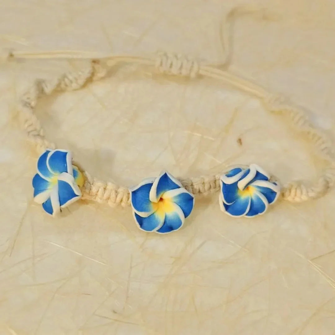 Mehrfarbiges handgewebtes Muschelarmband-Halsketten-Set im Strandurlaubsstil, weicher Keramikschmuck mit böhmischem Ei-Blumen-Design