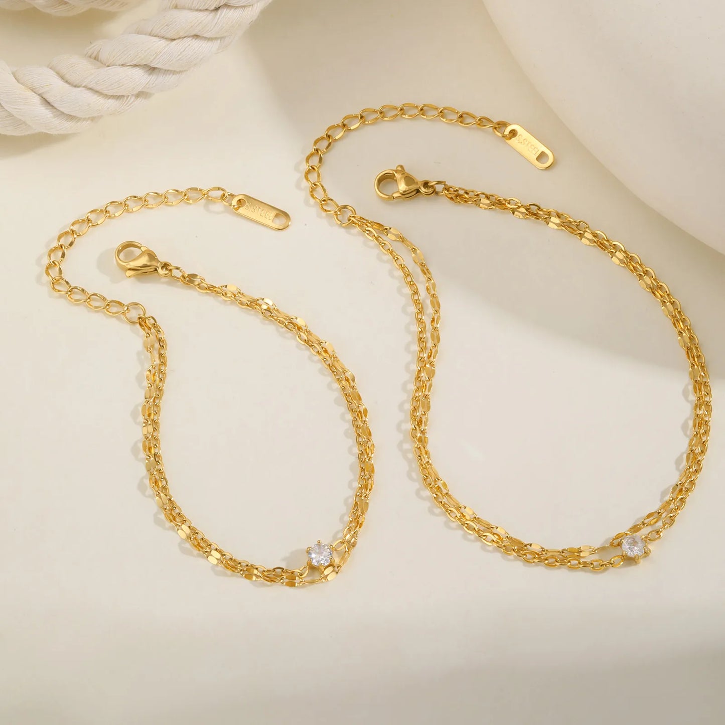 Wasserdichtes mehrlagiges Fußkettchen-Armband für Damen, verstellbar, vergoldet mit Zirkonia-Edelstahl-Gliederfußkette, Schmuck