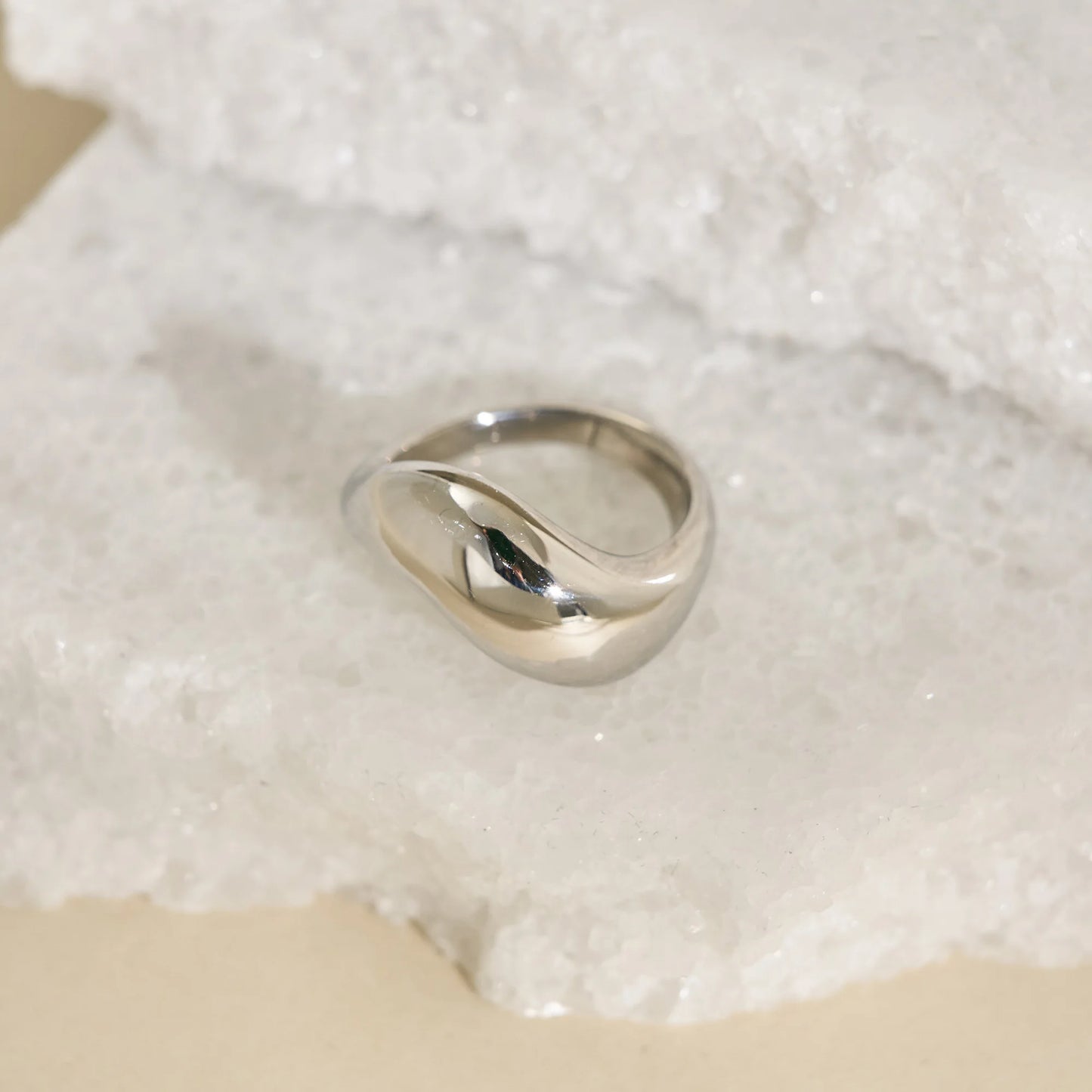 DASEIN Neuer minimalistischer, hochwertiger, gewellter, zierlicher Ring, 18 Karat PVD-vergoldeter Edelstahl, Laufsteg-Show-Schmuck, Paarringe
