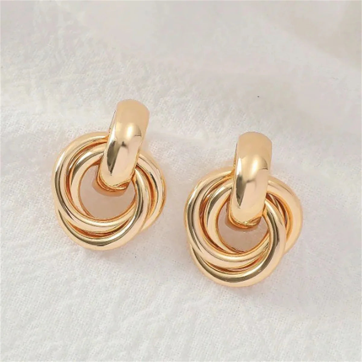 2 Stück trendige Edelstahl-Knoten-Creolen in Goldfarbe für Frauen, glänzender süßer Tragus-Knorpel-Ohrstecker, geeignet für Freundin