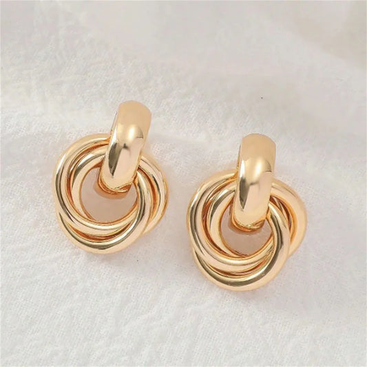 2 Stück trendige Edelstahl-Knoten-Creolen in Goldfarbe für Frauen, glänzender süßer Tragus-Knorpel-Ohrstecker, geeignet für Freundin