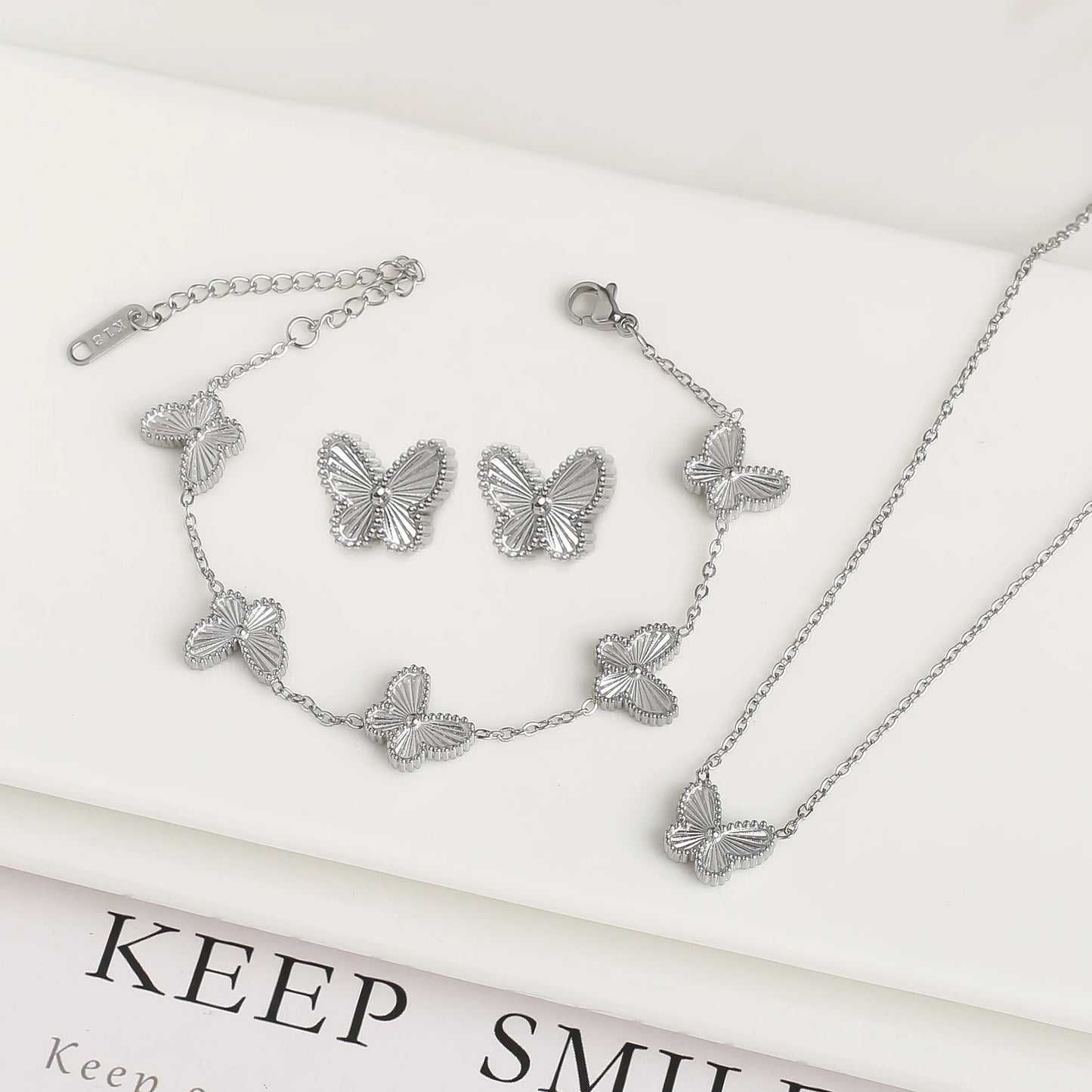 Hochwertiges, vergoldetes Edelstahl-Armband mit Schmetterlings-Insekten, klassisch für Damen und Mädchen, modisch, Party, Hochzeit, Schmuck, Kleeblatt