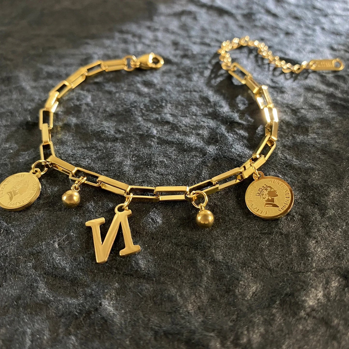 Queen Coin Letter 18K vergoldetes Edelstahlarmband für Frauen, kleiner Glockenanhänger, verstellbares Armband, klassischer Schmuck, Geschenk