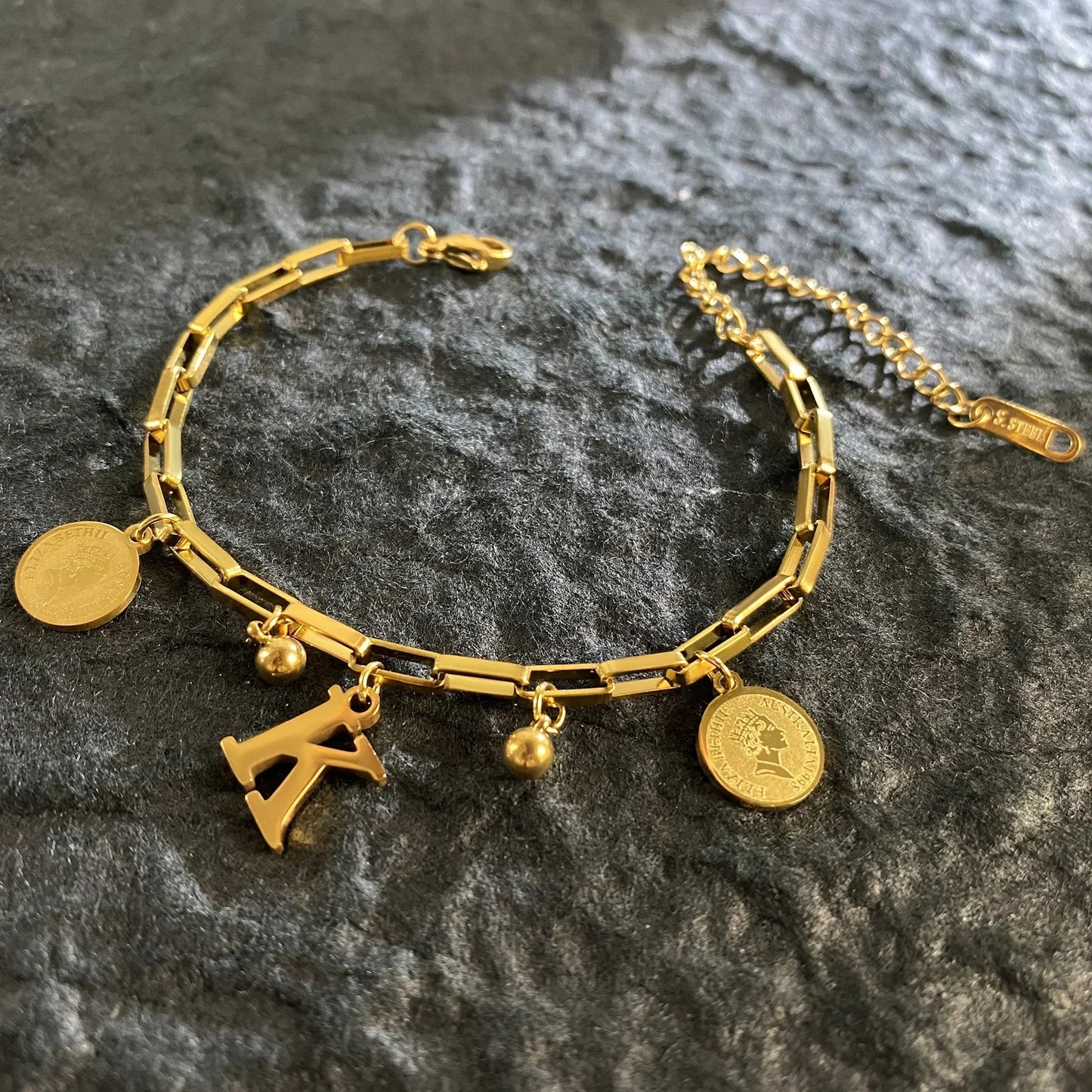 Queen Coin Letter 18K vergoldetes Edelstahlarmband für Frauen, kleiner Glockenanhänger, verstellbares Armband, klassischer Schmuck, Geschenk