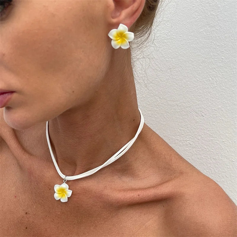 Minimalistisches Plumeria-Halsketten-Ohrring-Set aus Kunstharz mit Farbverlauf für Frauen und Mädchen, Frangipani-Blume, weiße Kette, Strandschmuck, Geschenk