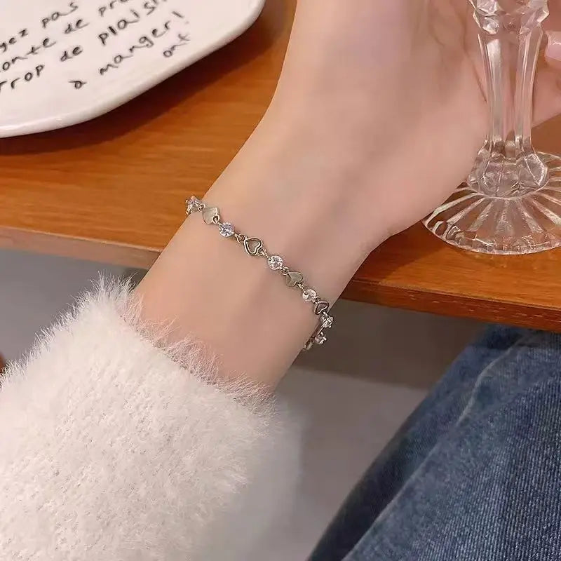 Einfache Mode Funkelnden Zirkon Herz Armbänder für Frauen Süße Aushöhlen Liebe Herz Student Kette Armband Mädchen Schmuck