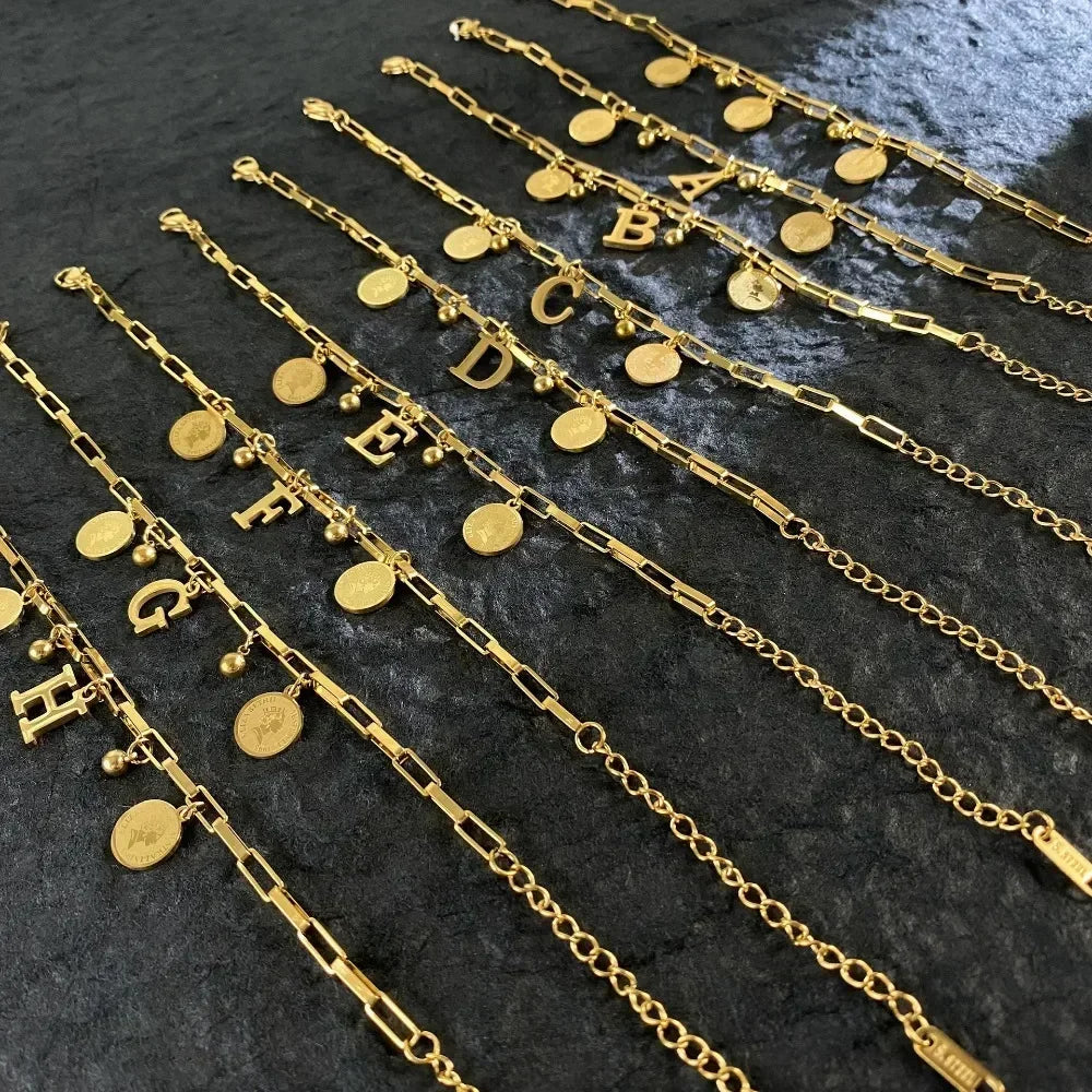Queen Coin Letter 18K vergoldetes Edelstahlarmband für Frauen, kleiner Glockenanhänger, verstellbares Armband, klassischer Schmuck, Geschenk