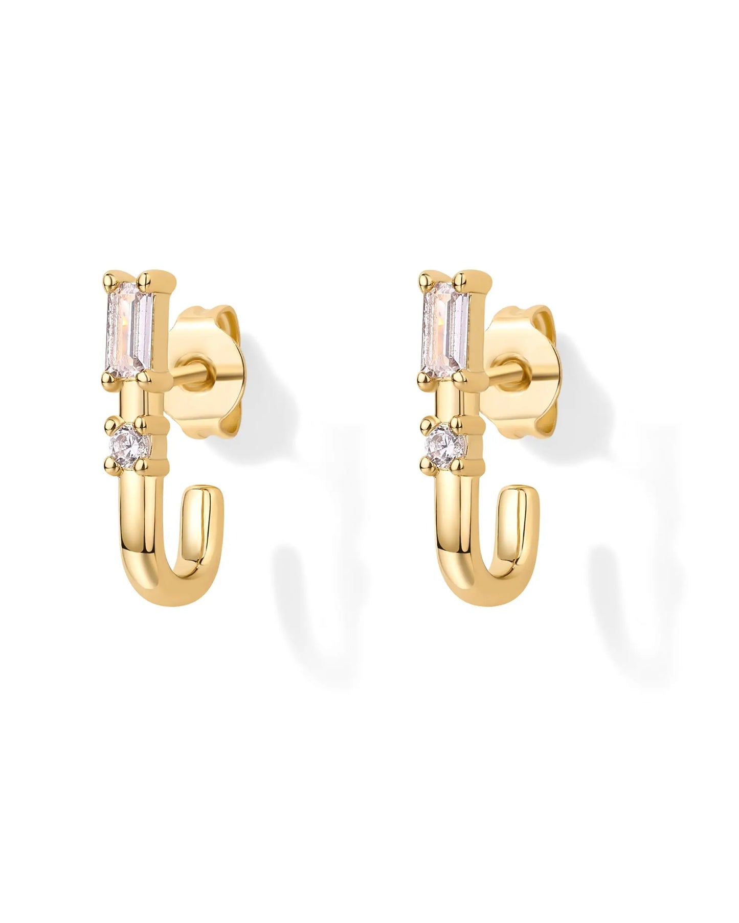 Shevalu Damen-Ohrringe mit kubischem Zirkonia, halbe Huggie-Ohrringe, neu, 18 Karat vergoldet, Creolen-Ohrring mit Sterlingsilberpfosten, Ohrstecker