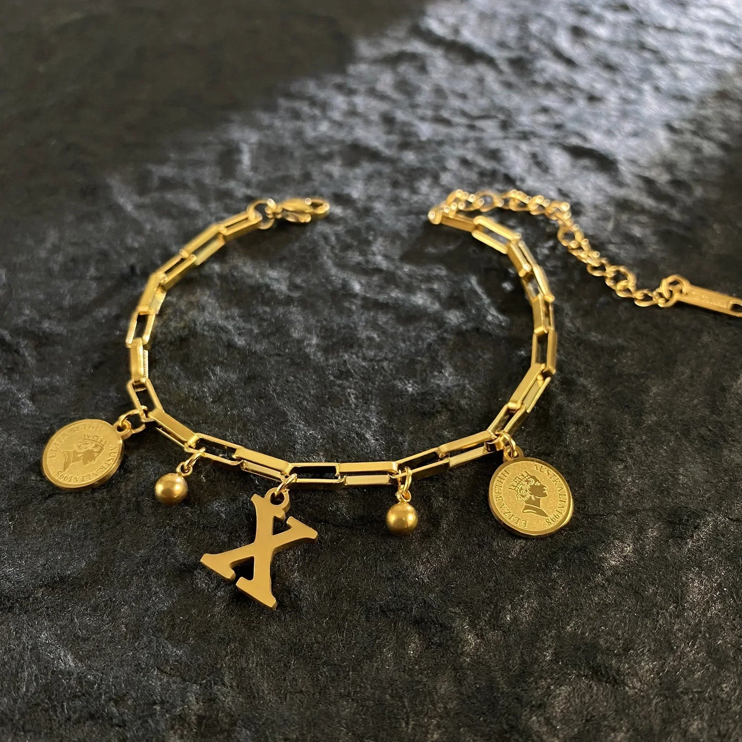 Queen Coin Letter 18K vergoldetes Edelstahlarmband für Frauen, kleiner Glockenanhänger, verstellbares Armband, klassischer Schmuck, Geschenk