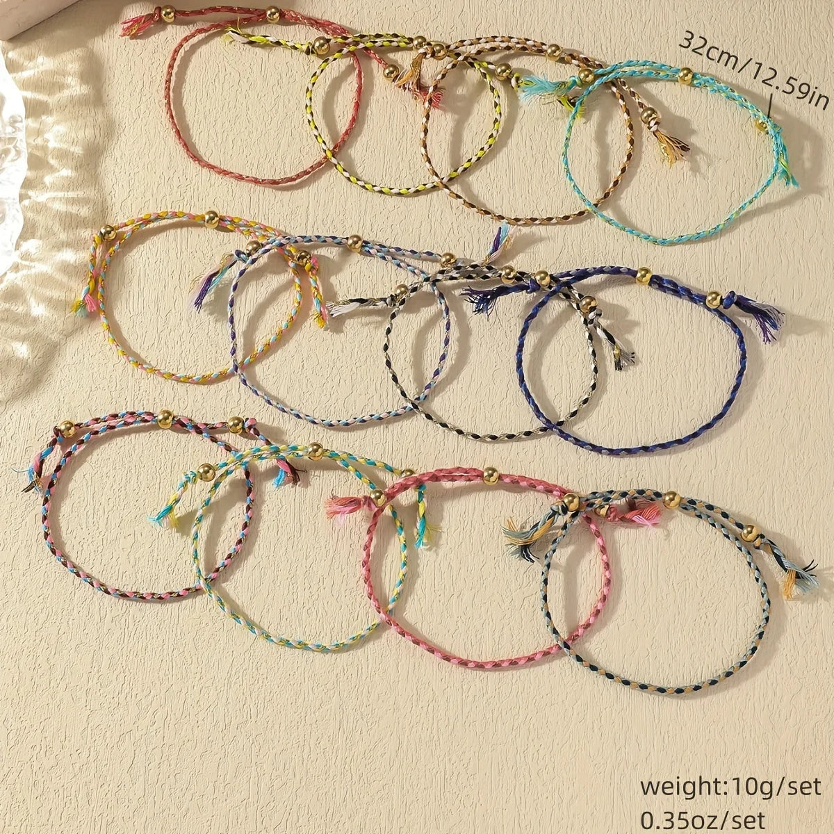 Ein Set mit 12 handgefertigten Armbändern aus Baumwollseilen im Vintage-Stil mit Quasten, geeignet für den täglichen Gebrauch und Damenaccessoires