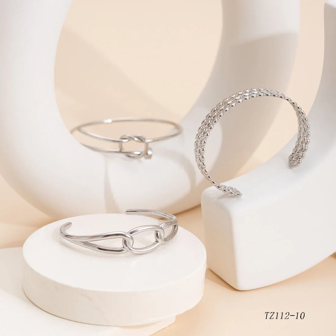 CARLIDANA Minimalistisches, hochwertiges neues Design, PVD-Silberfarbe, Edelstahl, modische Manschette, hohle Armreifen, Armband für Frauen
