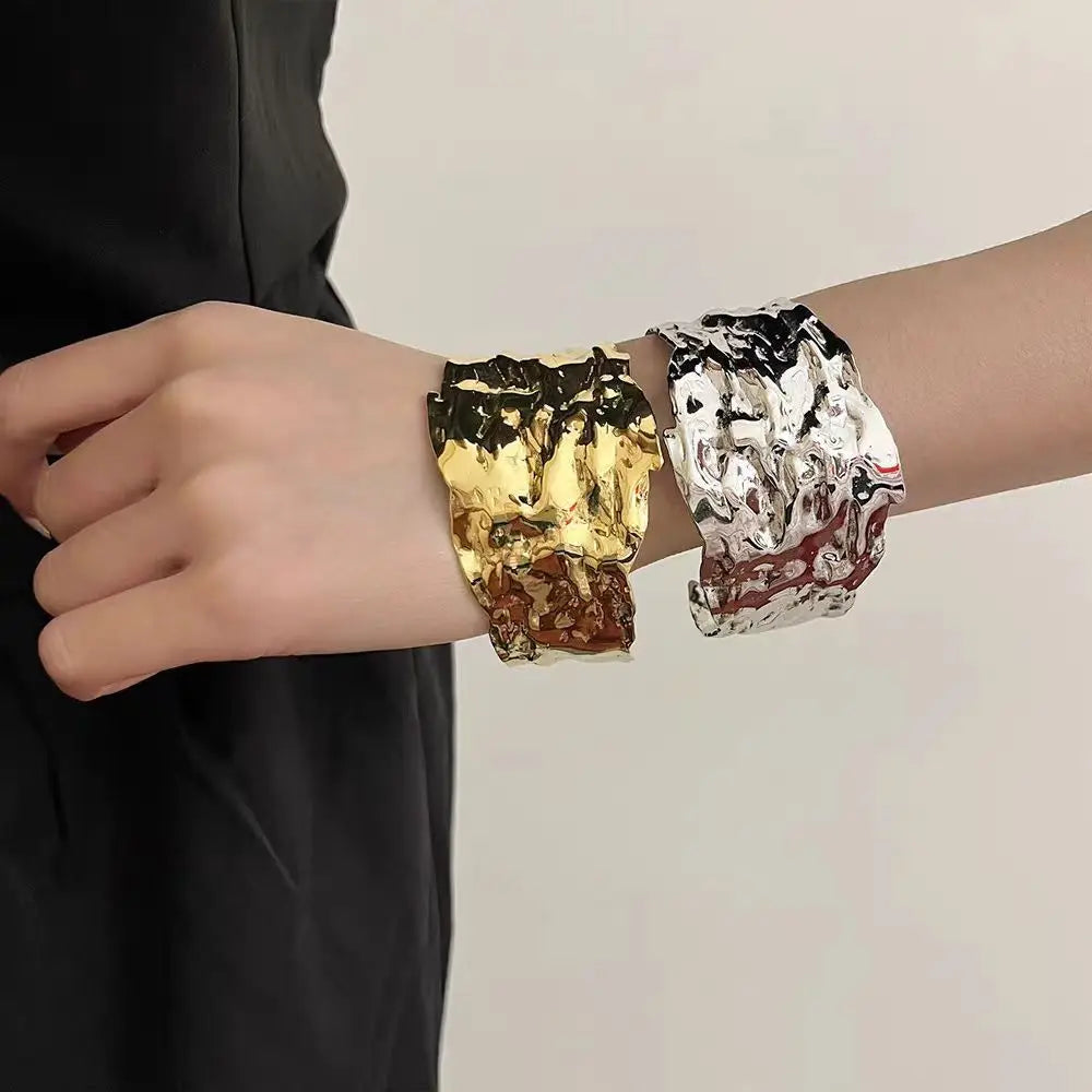 CARLIDANA Minimalistisches, hochwertiges neues Design, PVD-Silberfarbe, Edelstahl, modische Manschette, hohle Armreifen, Armband für Frauen