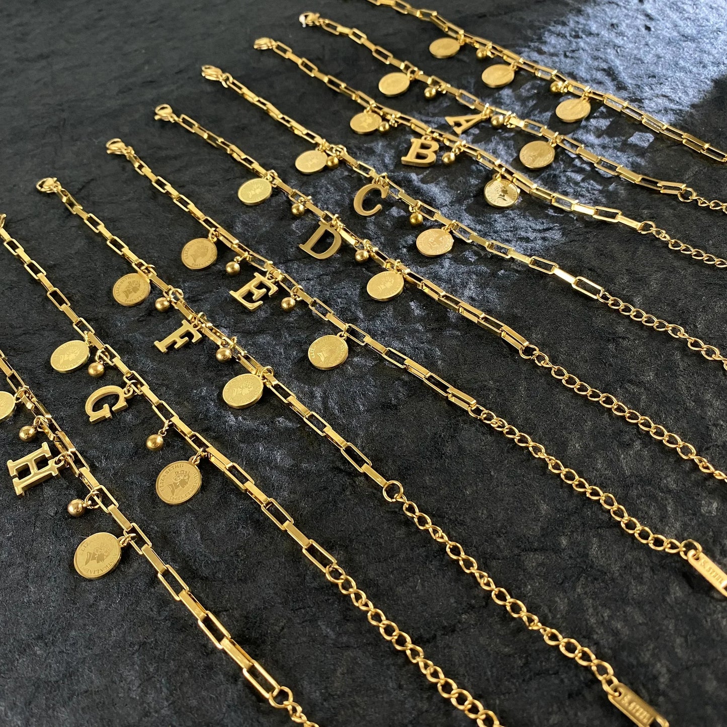 Queen Coin Letter 18K vergoldetes Edelstahlarmband für Frauen, kleiner Glockenanhänger, verstellbares Armband, klassischer Schmuck, Geschenk