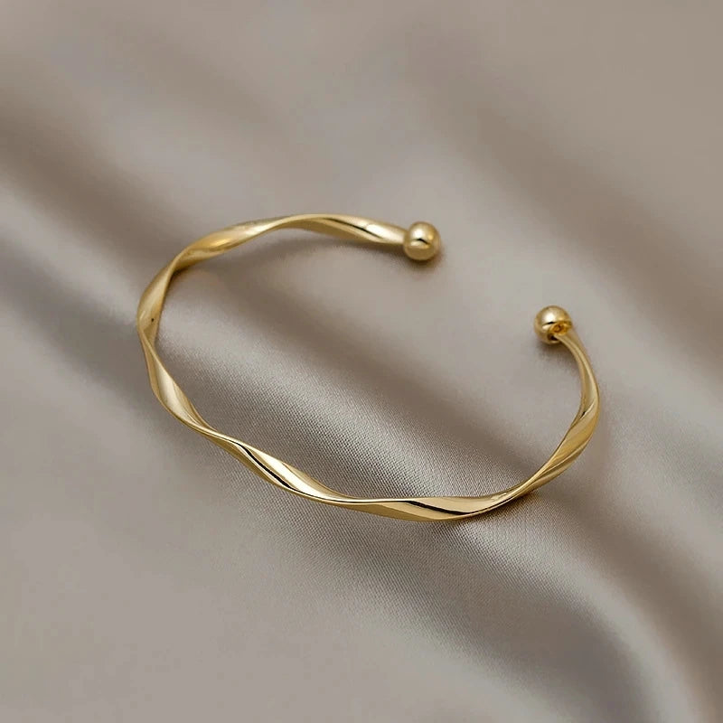 Personal isierte klassische Premium Retro Twisted Gold Farbe Metall Armband Frauen neuen Trend Mädchen ungewöhnlichen Schmuck Geschenk zubehör