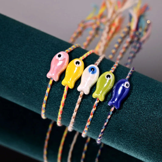 Böhmisches Keramik-Armband mit kleinem Fisch – mehrfarbiger Zugschnur, verstellbar, trendige Knöchel-/Handgelenkkette, süßer Damen-Festival-Schmuck