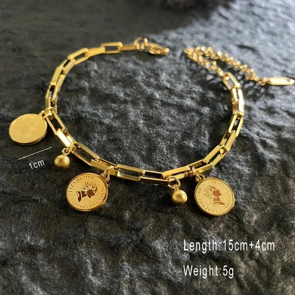 Queen Coin Letter 18K vergoldetes Edelstahlarmband für Frauen, kleiner Glockenanhänger, verstellbares Armband, klassischer Schmuck, Geschenk