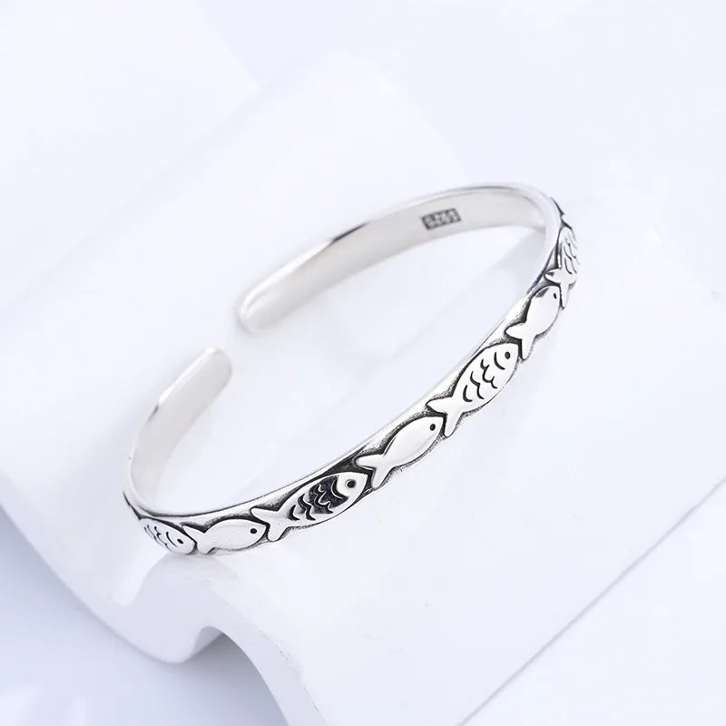 Neue Retro Weibliche Minderheit Design Geprägte Kleine Fisch Armreif 925 Sterling Silber Einfache Ins Persönlichkeit Tier Öffnung Armbänder