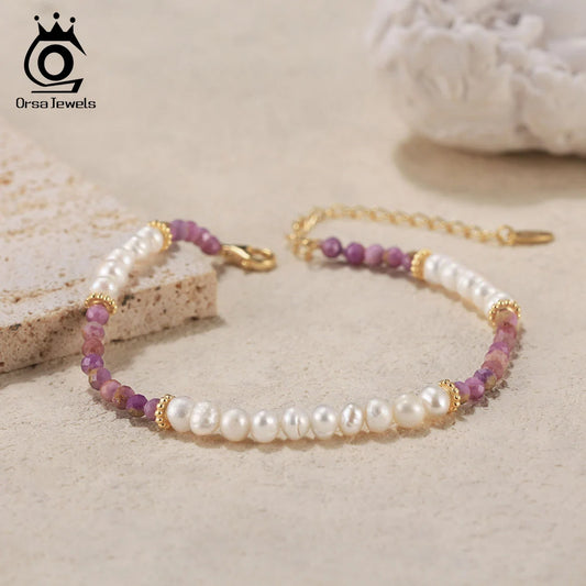 ORSA JEWELS Armband mit natürlichen Süßwasserperlen und lila Glimmer für Frauen und Mädchen, minimalistischer 14-karätiger vergoldeter Kettenschmuck MPB02