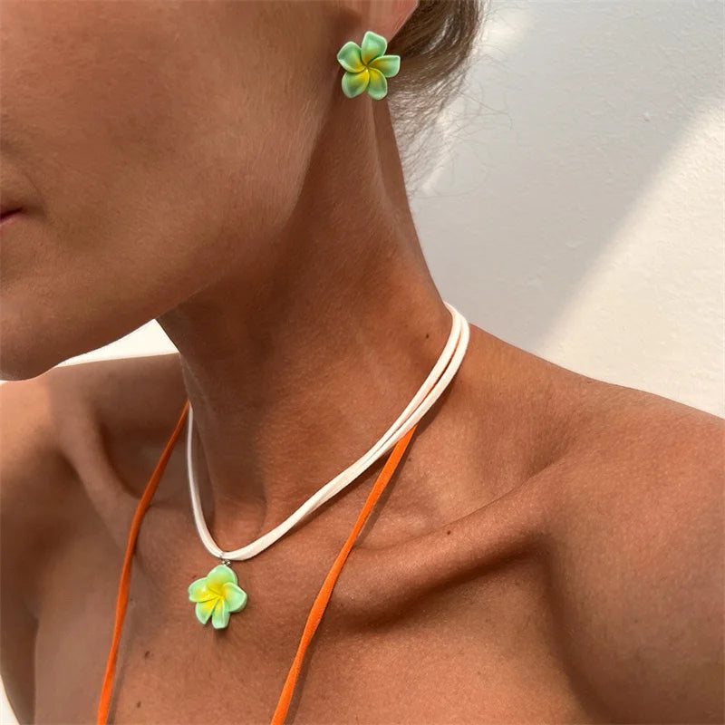 Minimalistisches Plumeria-Halsketten-Ohrring-Set aus Kunstharz mit Farbverlauf für Frauen und Mädchen, Frangipani-Blume, weiße Kette, Strandschmuck, Geschenk