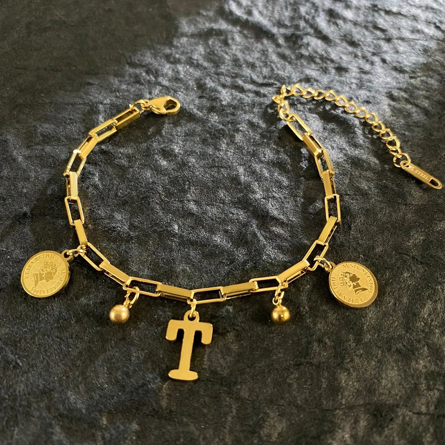 Queen Coin Letter 18K vergoldetes Edelstahlarmband für Frauen, kleiner Glockenanhänger, verstellbares Armband, klassischer Schmuck, Geschenk