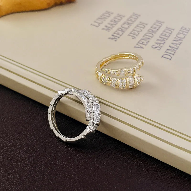 2023 Neu im offenen Ring mit Schlangenknochen für Frauen, glänzender Zirkonia, Kupferringe, Paar, lustiger Party-Schmuck, Geschenke
