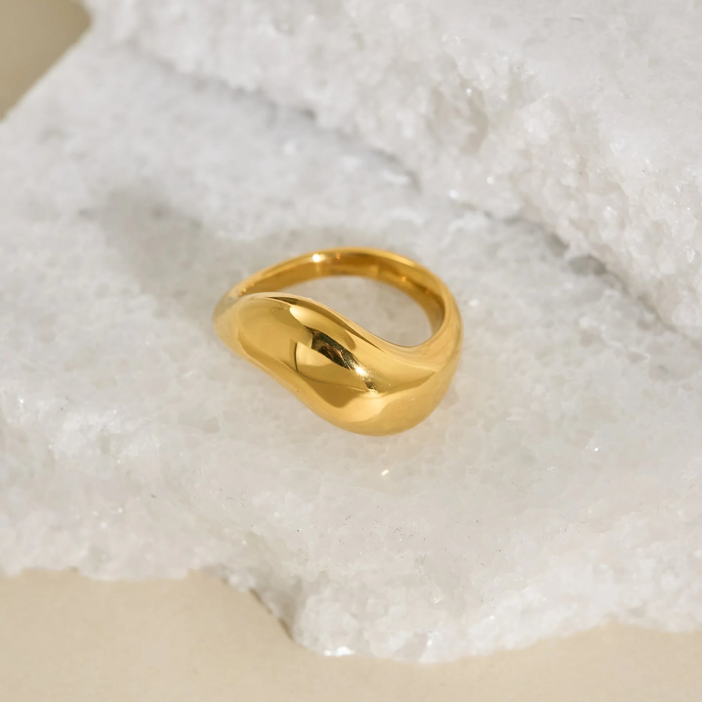 DASEIN Neuer minimalistischer, hochwertiger, gewellter, zierlicher Ring, 18 Karat PVD-vergoldeter Edelstahl, Laufsteg-Show-Schmuck, Paarringe