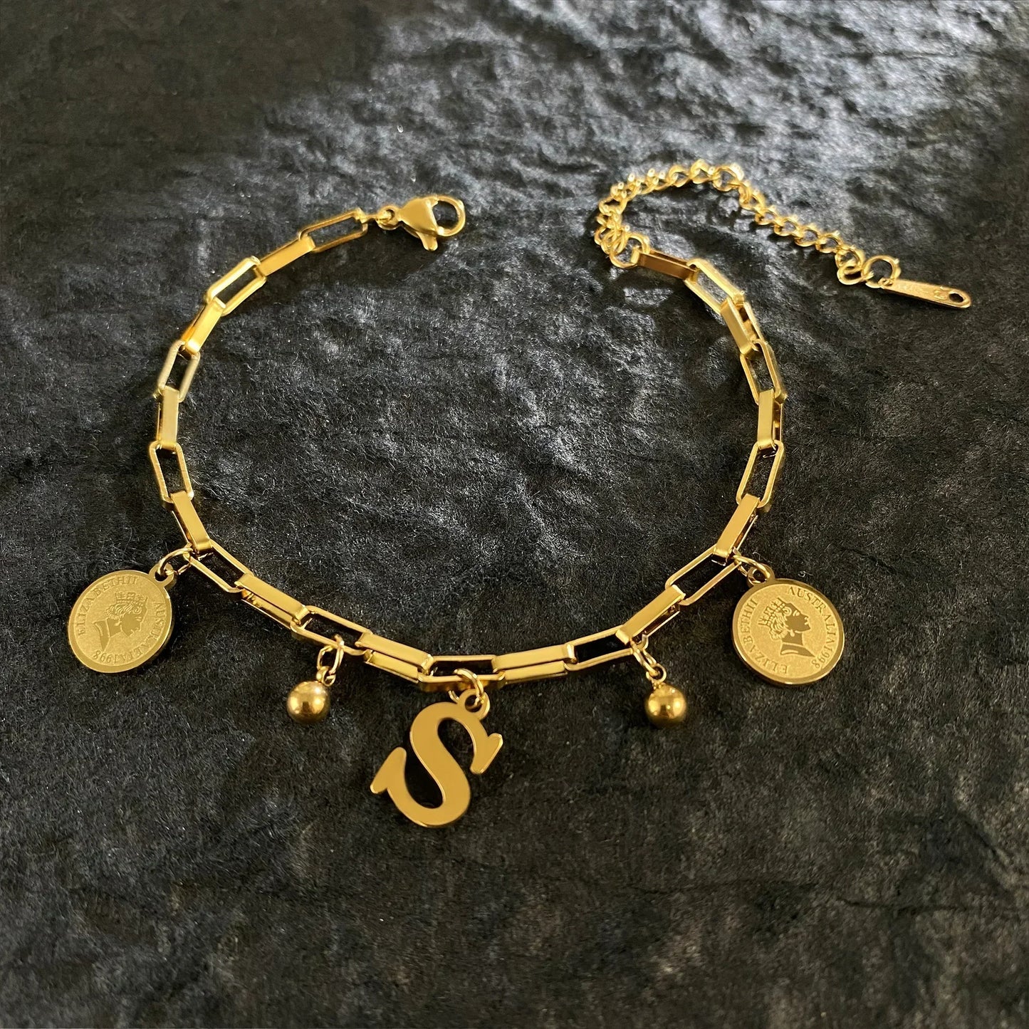 Queen Coin Letter 18K vergoldetes Edelstahlarmband für Frauen, kleiner Glockenanhänger, verstellbares Armband, klassischer Schmuck, Geschenk