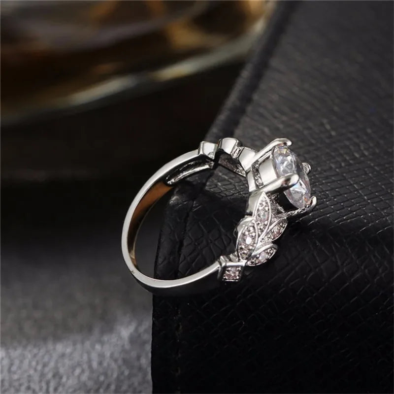 Exquisite Mode Silber Farbe Verlobungsringe für Frauen Mode Weiß Zirkon Steine Ring Jahrestag Braut Hochzeit Schmuck