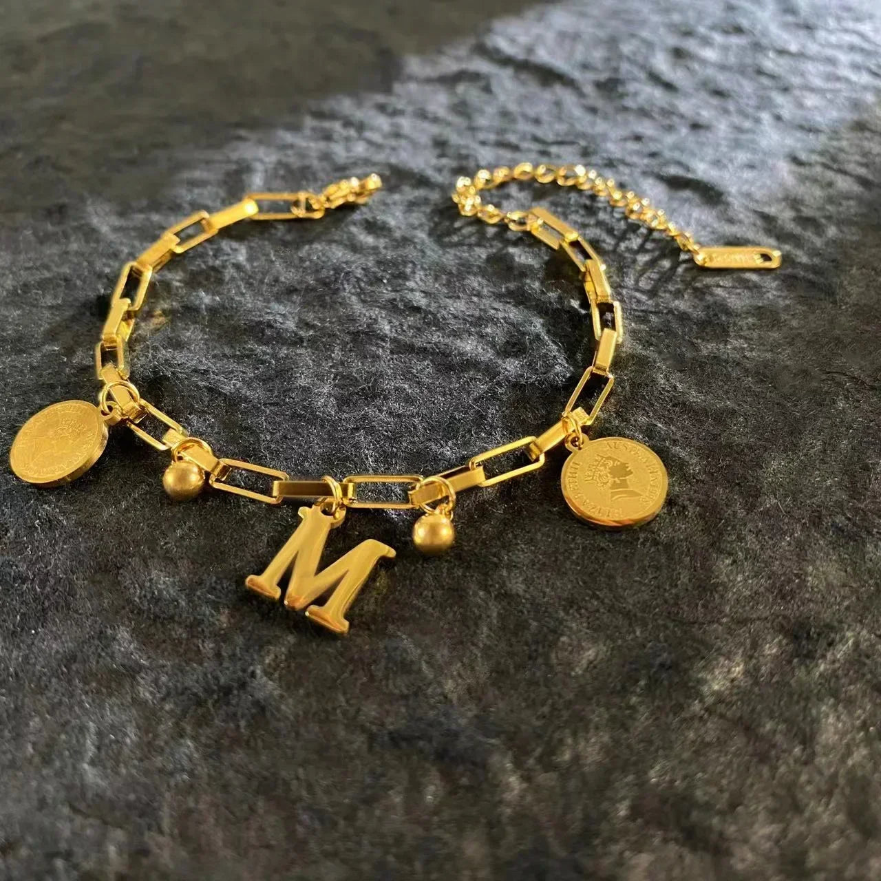 Queen Coin Letter 18K vergoldetes Edelstahlarmband für Frauen, kleiner Glockenanhänger, verstellbares Armband, klassischer Schmuck, Geschenk