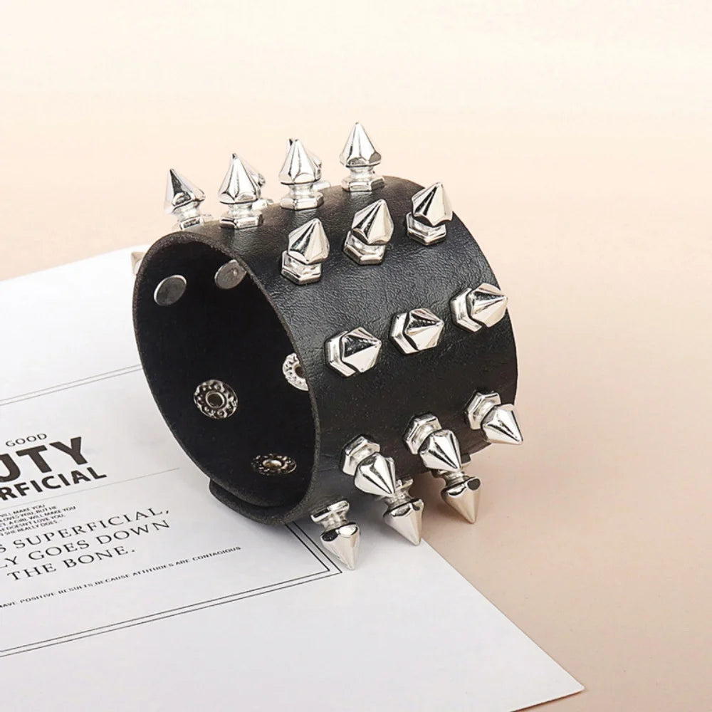 Punk breites Lederarmband, personalisiertes Motorradzubehör, neue Modeaccessoires, dreireihige spitze Nägel, übertrieben