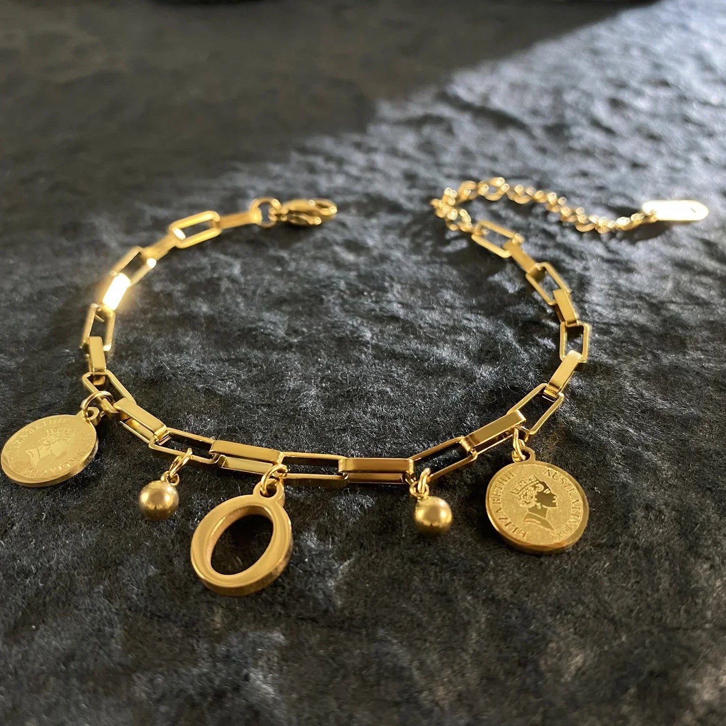 Queen Coin Letter 18K vergoldetes Edelstahlarmband für Frauen, kleiner Glockenanhänger, verstellbares Armband, klassischer Schmuck, Geschenk