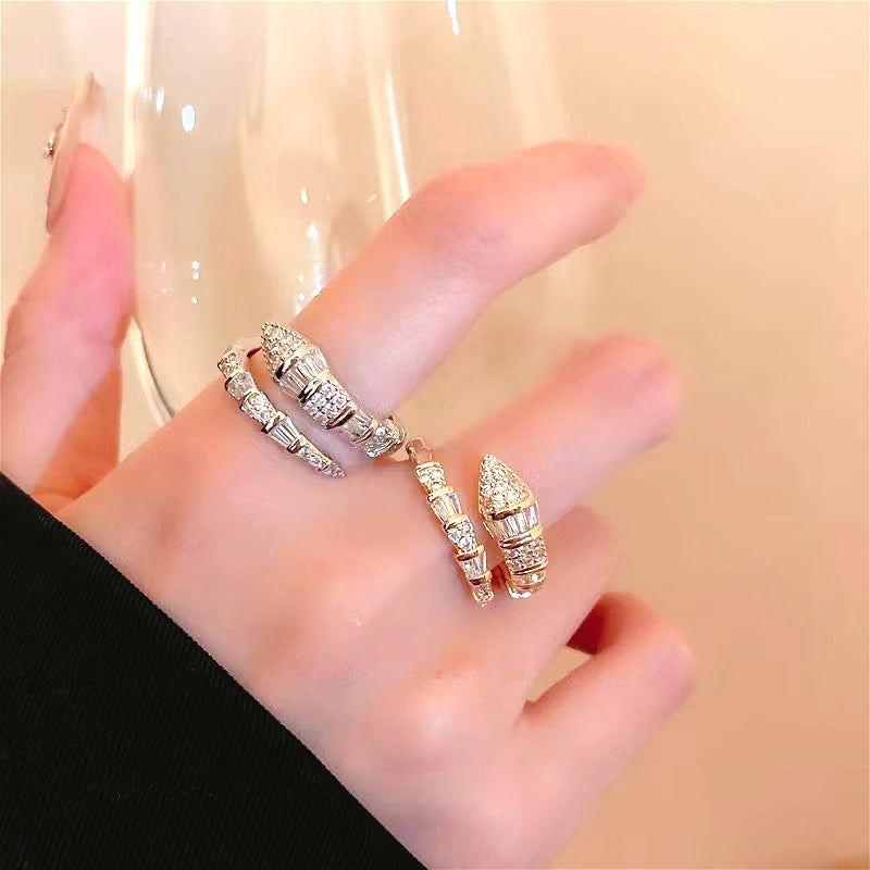 2023 Neu im offenen Ring mit Schlangenknochen für Frauen, glänzender Zirkonia, Kupferringe, Paar, lustiger Party-Schmuck, Geschenke