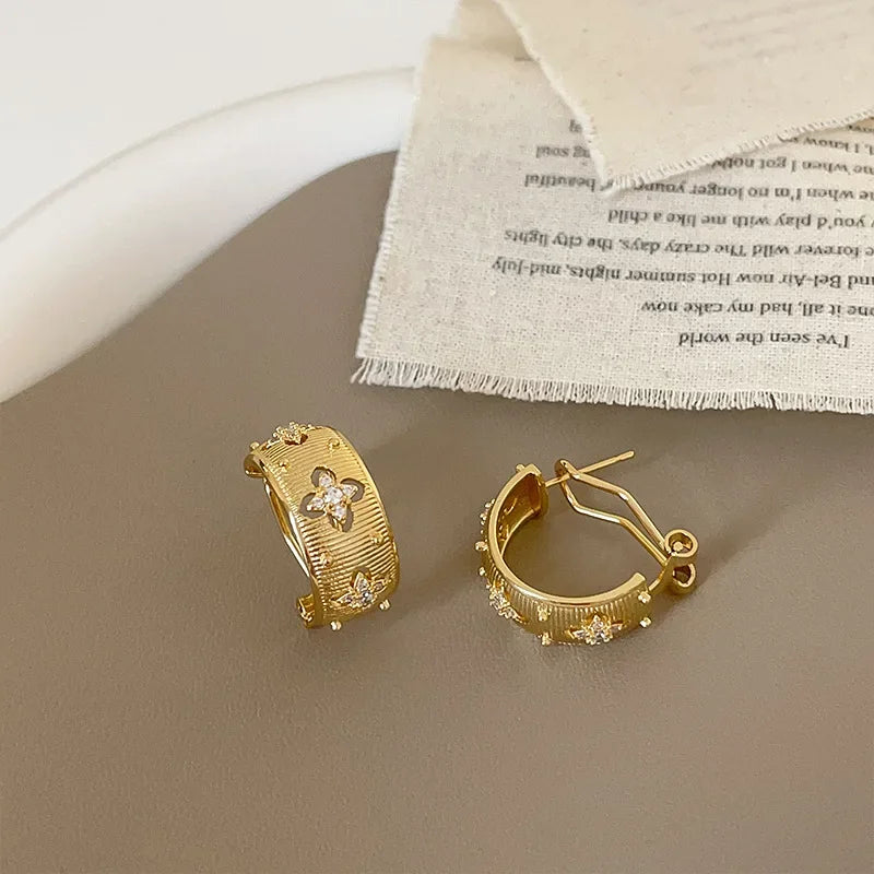 Luxuriöse Zirkonia Stern Flamme Ohrringe für Frauen Vintage Modisches Design Sinnvolle Elegante Vielseitige Creolen Schmuck