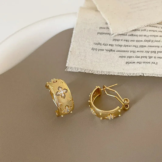 Luxuriöse Zirkonia Stern Flamme Ohrringe für Frauen Vintage Modisches Design Sinnvolle Elegante Vielseitige Creolen Schmuck