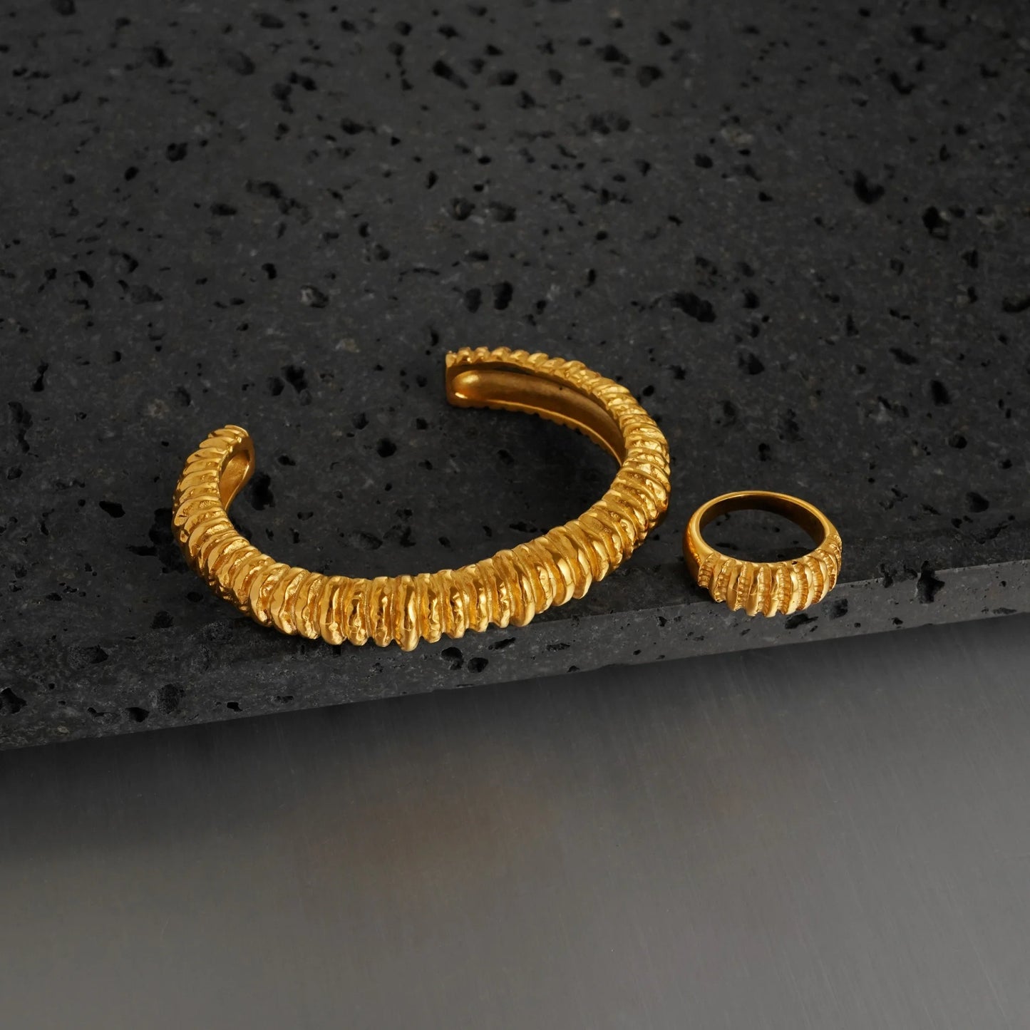 DASEIN 18k vergoldetes Gypsy-gestreiftes Manschettenarmband aus Edelstahl, hochwertige Anti-Mode-Armreifen, Luxus-Schmuck für Damen