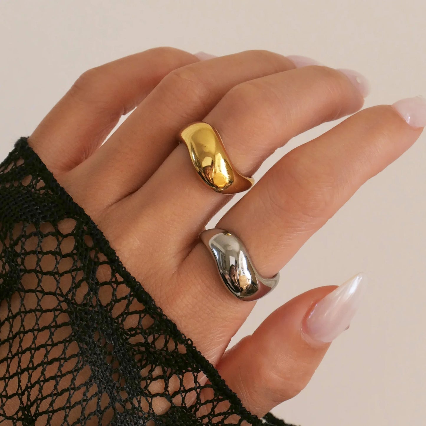 DASEIN Neuer minimalistischer, hochwertiger, gewellter, zierlicher Ring, 18 Karat PVD-vergoldeter Edelstahl, Laufsteg-Show-Schmuck, Paarringe