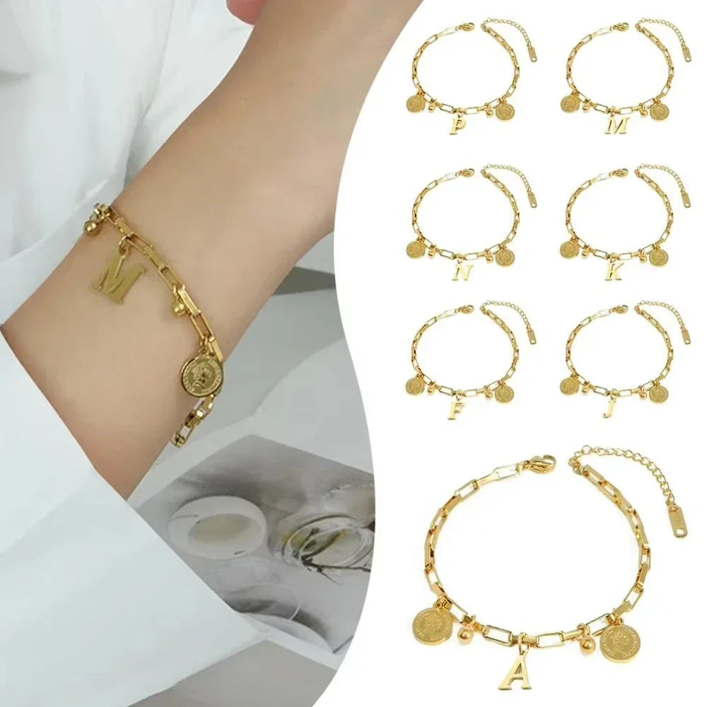 Queen Coin Letter 18K vergoldetes Edelstahlarmband für Frauen, kleiner Glockenanhänger, verstellbares Armband, klassischer Schmuck, Geschenk