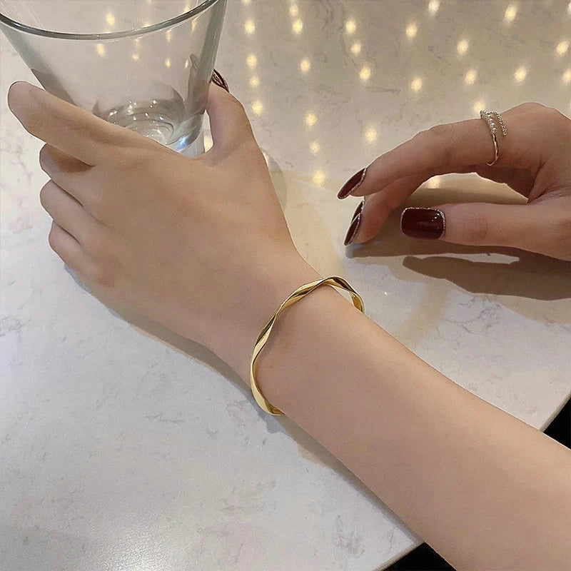 Personal isierte klassische Premium Retro Twisted Gold Farbe Metall Armband Frauen neuen Trend Mädchen ungewöhnlichen Schmuck Geschenk zubehör