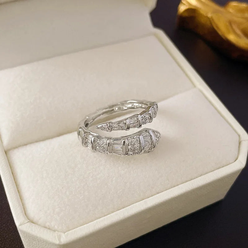 2023 Neu im offenen Ring mit Schlangenknochen für Frauen, glänzender Zirkonia, Kupferringe, Paar, lustiger Party-Schmuck, Geschenke